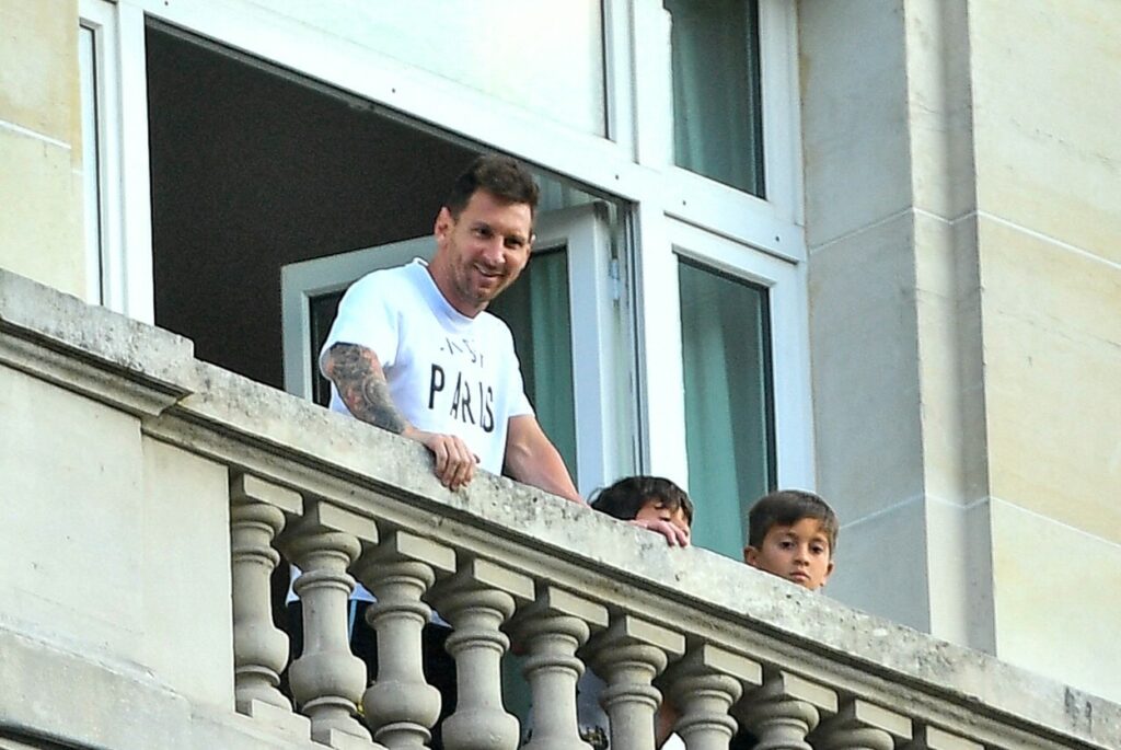 Imagini spectaculoase cu Lionel Messi la Paris! Starul argentinian, întâmpinat de fanii lui PSG în fața hotelului