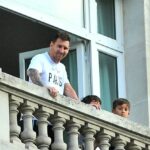 Imagini spectaculoase cu Lionel Messi la Paris! Starul argentinian, întâmpinat de fanii lui PSG în fața hotelului