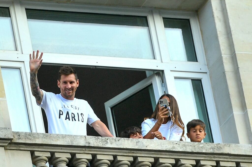Imagini spectaculoase cu Lionel Messi la Paris! Starul argentinian, întâmpinat de fanii lui PSG în fața hotelului