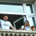 Imagini spectaculoase cu Lionel Messi la Paris! Starul argentinian, întâmpinat de fanii lui PSG în fața hotelului