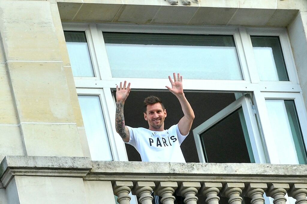 Imagini spectaculoase cu Lionel Messi la Paris! Starul argentinian, întâmpinat de fanii lui PSG în fața hotelului