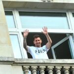Imagini spectaculoase cu Lionel Messi la Paris! Starul argentinian, întâmpinat de fanii lui PSG în fața hotelului