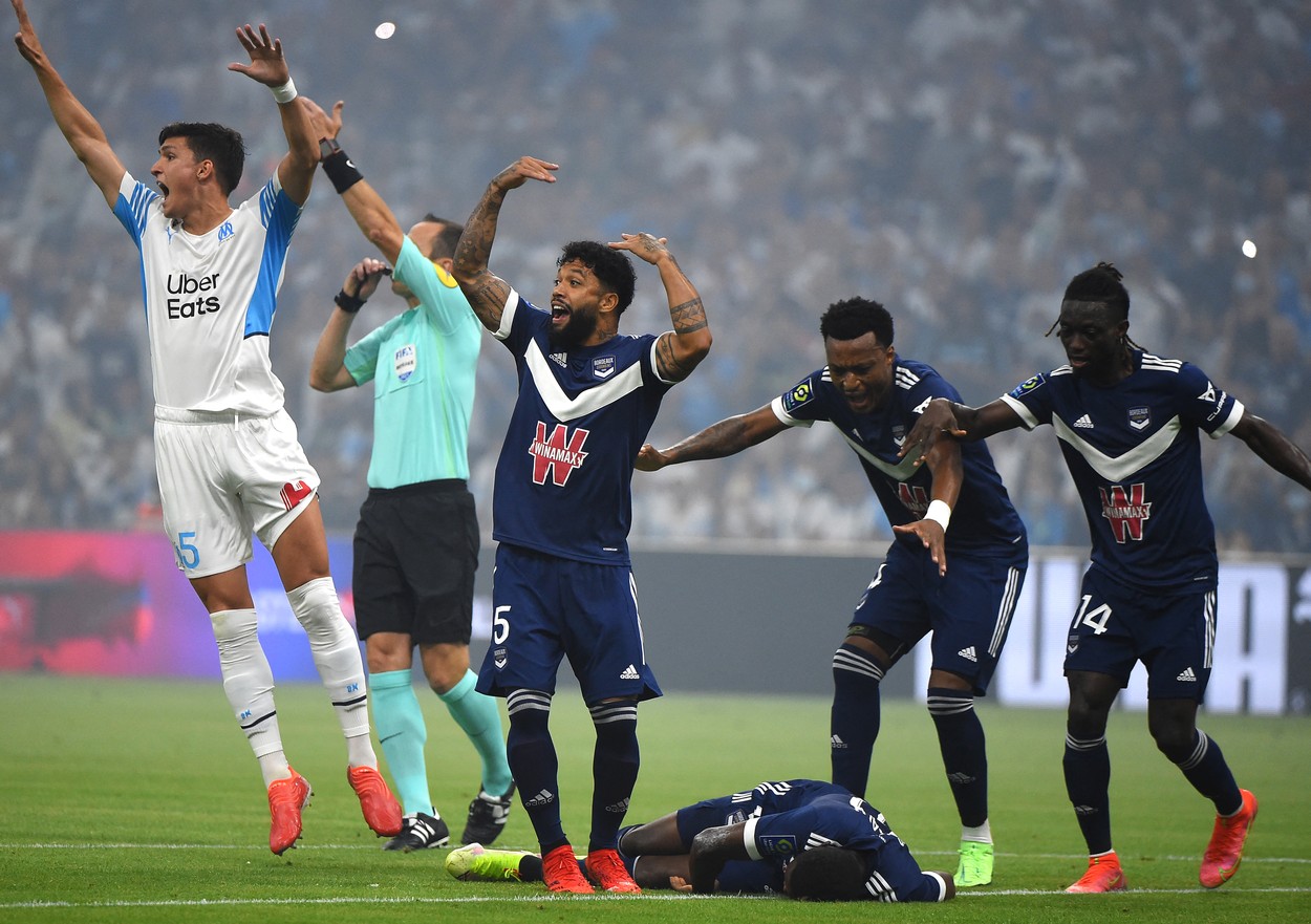 Samuel Kanu a leşinat în timpul meciului dintre Marseille şi Bordeaux din Ligue 1 / Profimedia
