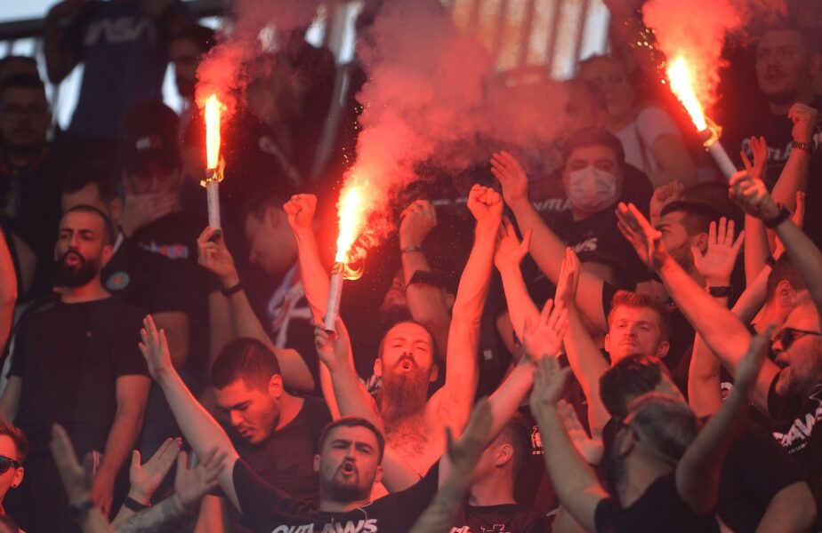 Bannerul prin care ultraşii Stelei au distrus derby-ul Rapid – FCSB. Reacţia căpitanului Florin Tănase a venit pe loc
