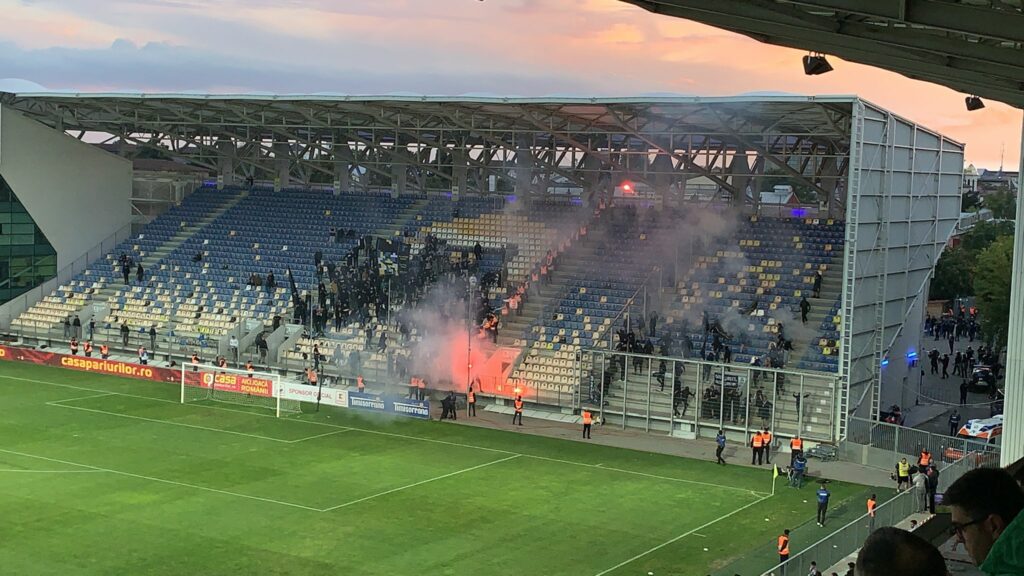Petrolul – FC U Craiova 1948 | Ultraşii olteni au făcut haos! Au intrat pe stadion şi au „aprins” peluza. Incidente şi în Gara de Nord