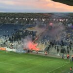 Petrolul – FC U Craiova 1948 | Ultraşii olteni au făcut haos! Au intrat pe stadion şi au „aprins” peluza. Incidente şi în Gara de Nord