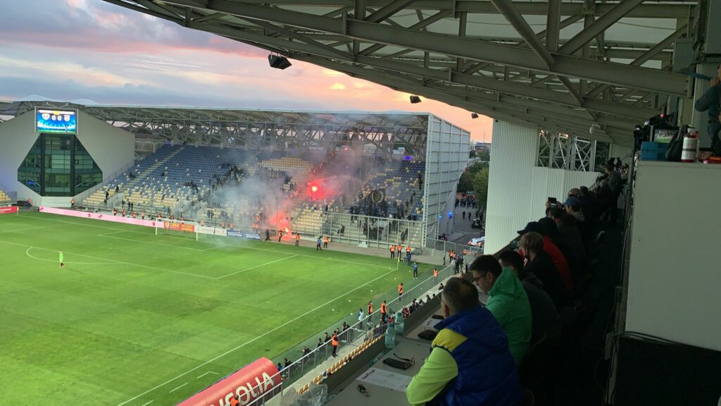 Petrolul – FC U Craiova 1948 | Ultraşii olteni au făcut haos! Au intrat pe stadion şi au „aprins” peluza. Incidente şi în Gara de Nord