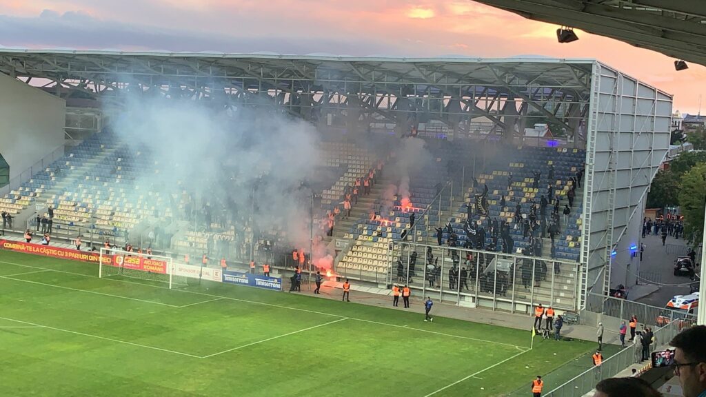 Petrolul – FC U Craiova 1948 | Ultraşii olteni au făcut haos! Au intrat pe stadion şi au „aprins” peluza. Incidente şi în Gara de Nord
