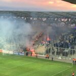Petrolul – FC U Craiova 1948 | Ultraşii olteni au făcut haos! Au intrat pe stadion şi au „aprins” peluza. Incidente şi în Gara de Nord