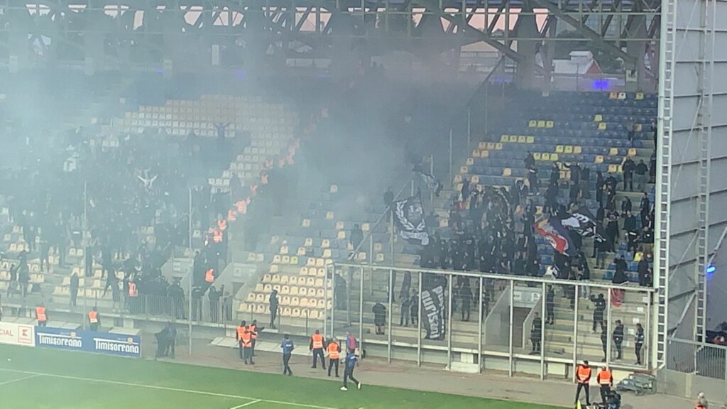 Petrolul – FC U Craiova 1948 | Ultraşii olteni au făcut haos! Au intrat pe stadion şi au „aprins” peluza. Incidente şi în Gara de Nord