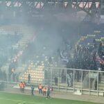 Petrolul – FC U Craiova 1948 | Ultraşii olteni au făcut haos! Au intrat pe stadion şi au „aprins” peluza. Incidente şi în Gara de Nord