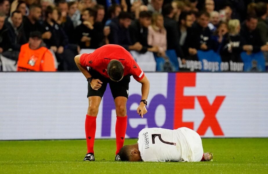 Detalii despre accidentarea suferită de Kylian Mbappe în Club Brugge – PSG 1-1. „Are probleme la ambele glezne!”. Pochettino are de ce să se teamă