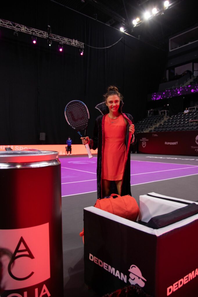 Moment genial la Transylvania Open! Jaqueline Cristian s-a transformat în „Dracula”. Românca și-a pus pelerină înaintea meciului de debut