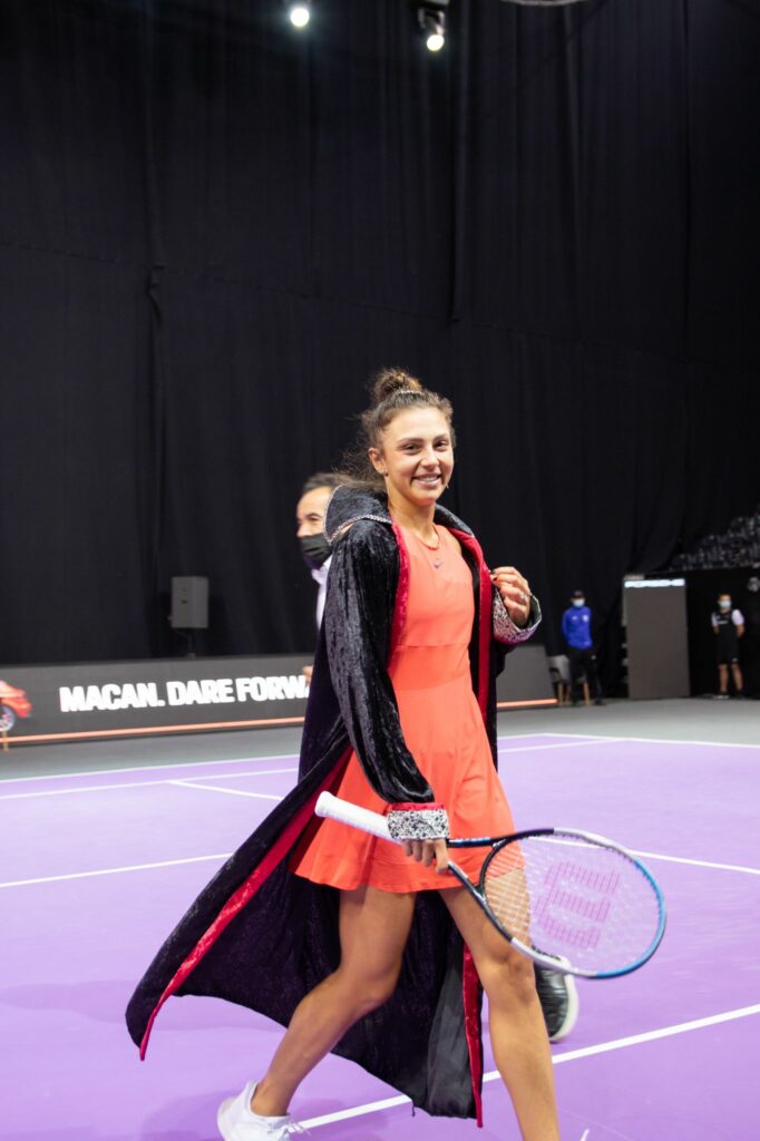 Moment genial la Transylvania Open! Jaqueline Cristian s-a transformat în „Dracula”. Românca și-a pus pelerină înaintea meciului de debut