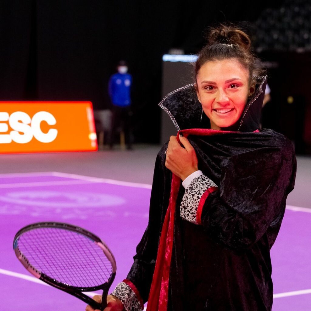 Moment genial la Transylvania Open! Jaqueline Cristian s-a transformat în „Dracula”. Românca și-a pus pelerină înaintea meciului de debut