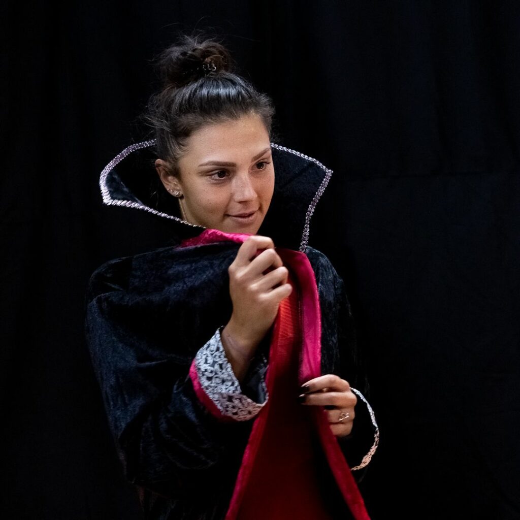 Moment genial la Transylvania Open! Jaqueline Cristian s-a transformat în „Dracula”. Românca și-a pus pelerină înaintea meciului de debut