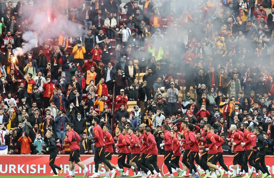 Beşiktaş – Galatasaray. Nebunie la ultimul antrenament al Galatei. Mii de fani, fumigene şi torţe. Moruţan şi Cicâldău, anunţaţi titulari