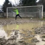 Ca la Rovine! Imagini incredibile în România! Un meci din fotbalul feminin s-a jucat pe un teren plin cu noroi şi bălţi