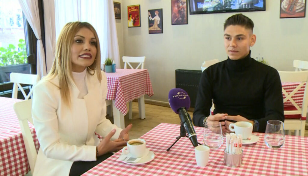 „Simt că mai are nevoie de mine!” Mama unei vedete din România, care arată ca o adolescentă, a vorbit despre relația pe care o are cu fiul său! Cum a pus la punct sute de bărbaţi