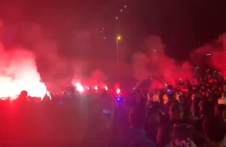 Atmosferă incendiară înainte de debutul lui Xavi la Barcelona! Fanii catalani au făcut show lângă Camp Nou