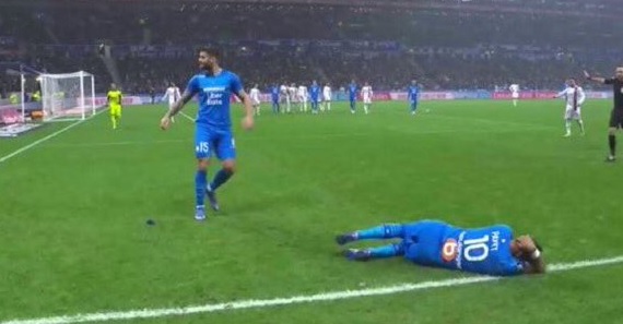 Momente incredibile în Lyon – Marseille. Payet, lovit cu o sticlă în cap de fanii gazdelor. Meciul a fost amânat, iar ultrasul violent a fost reţinut