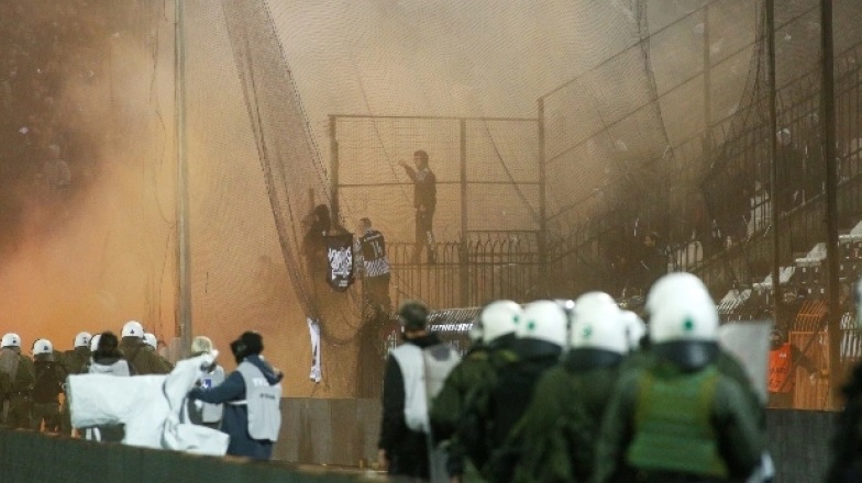 Ce pedepse riscă PAOK după ce ultrașii au adus haosul pe finalul meciului cu Aris. Imagini incredibile sub privirea lui Răzvan Lucescu