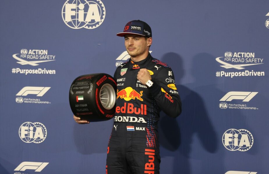 Cum l-a bătut Max Verstappen pe Lewis Hamilton! Momentul care a decis campionul mondial din 2021. Final nebun pe Yas Marina
