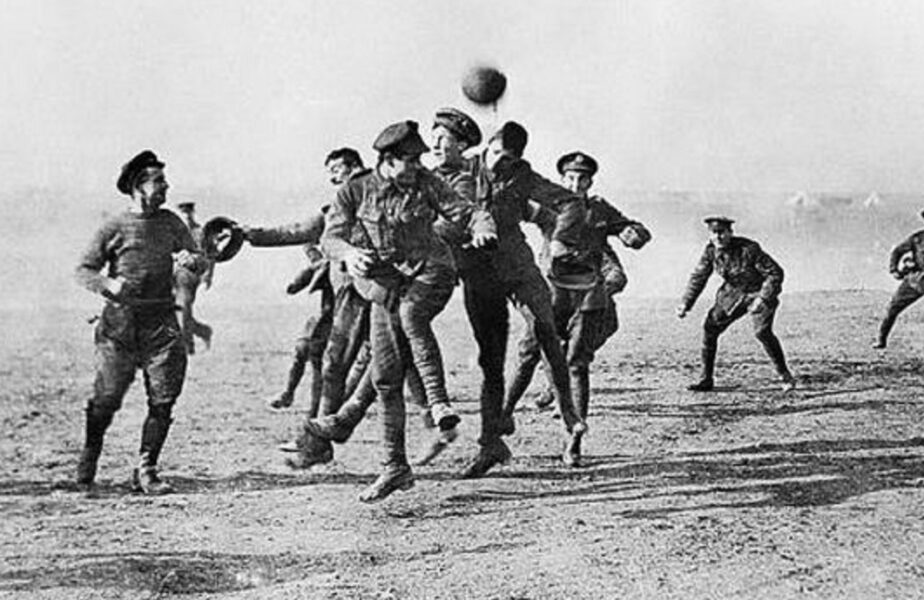 Ziua în care fotbalul a oprit războiul! Povestea miracolului din 1914: soldaţii au ieşit din tranşee şi au sărbătorit cot la cot