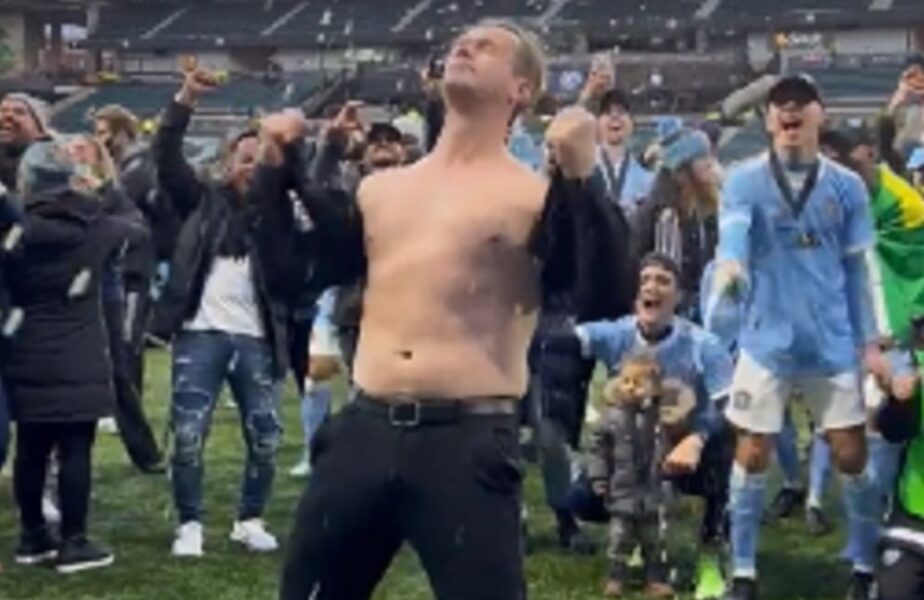 Antrenorul lui New York City a făcut striptease după ce a câștigat Cupa MLS! S-a dezbrăcat pe teren, în fața tuturor. Imagini memorabile