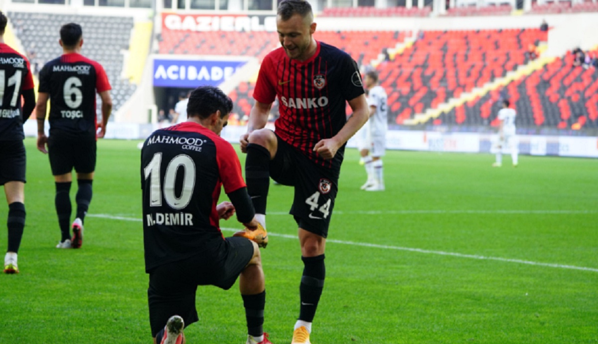 Alexandru Maxim, într-un meci pentru Gaziantep din campionatul Turciei
