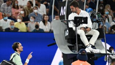 Australian Open 2022 | „Eşti prost? Uită-te la mine când îţi vorbesc!” Daniil Medvedev, criză de nervi în semifinala cu Stefanos Tsitsipas. Rusul l-a făcut praf de arbitrul de scaun