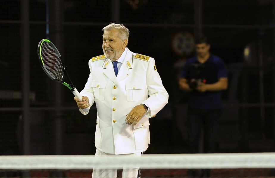 Ilie Năstase, în timpul unui meci de tenis demonstrativ