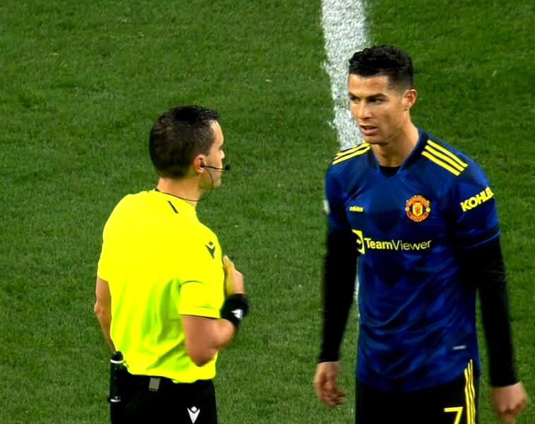 Ovidiu Haţegan l-a enervat pe Cristiano Ronaldo în Atletico Madrid – Manchester United. A refuzat să dea un cartonaş galben la comanda starului portughez. Românul, martorul unei ocazii uluitoare