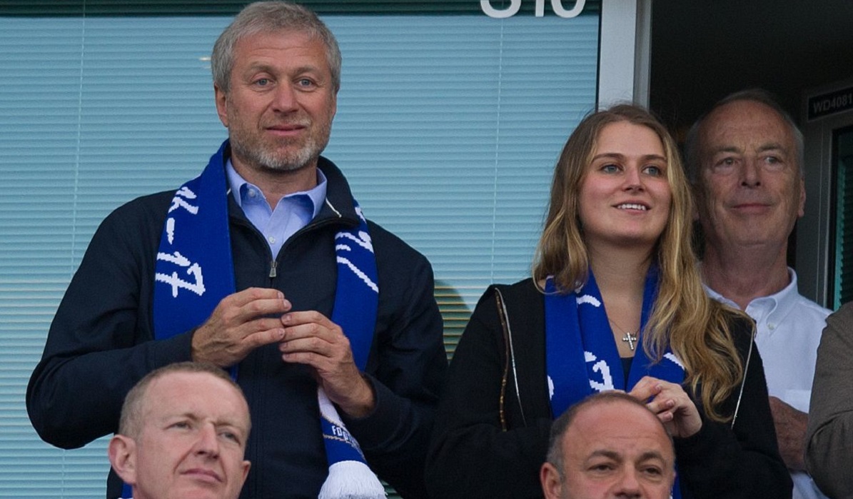 Roma Abramovich alături de fiica sa, Sofia, pe stadionul Stamford Bridge, în timpul unui meci al lui Chelsea