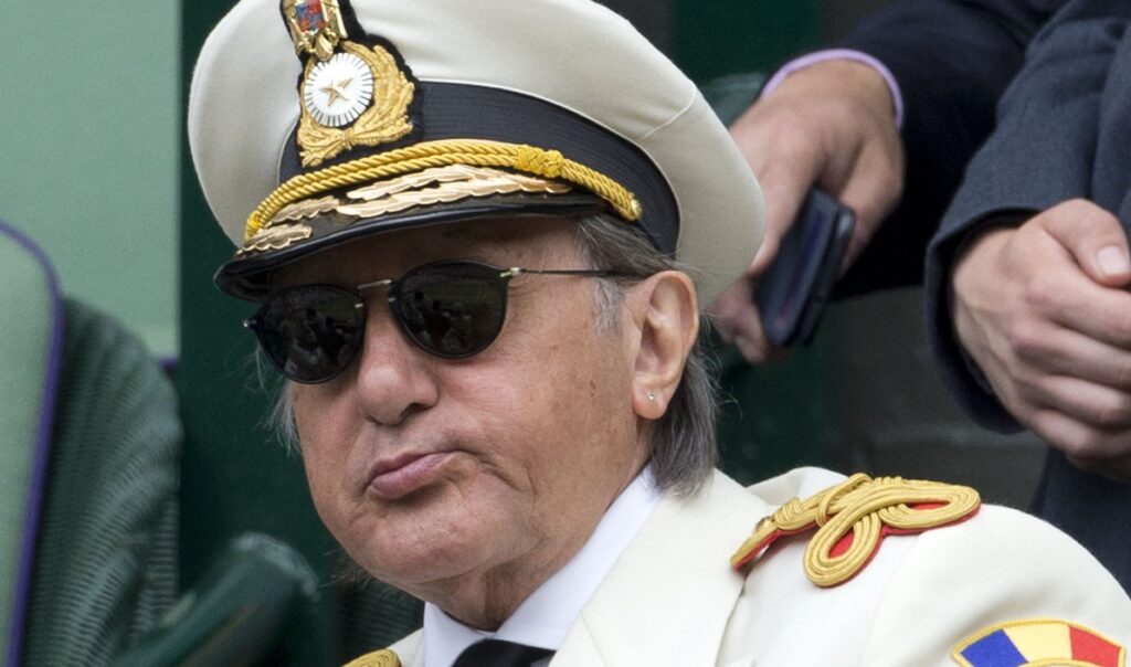 Ilie Năstase, în uniformă, în timpul unui meci