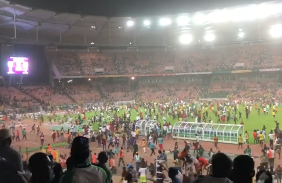 Anunț cutremurător în lumea fotbalului! Ofițerul medical FIFA de la meciul Nigeria – Ghana a decedat după ce fanii furioși au invadat terenul