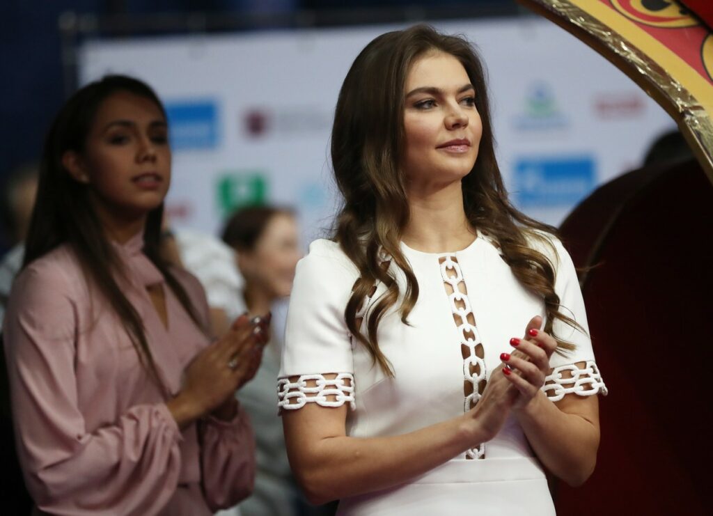 O vedetă din România este prietenă cu iubita lui Vladimir Putin. „Are o fineţe aparte”. Dezvăluirile făcute de cea care ar fi fost într-o relaţie cu Ion Ţiriac