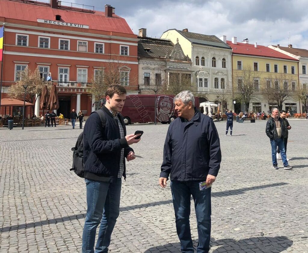 Mircea Lucescu a împărțit bilete în Piața Unirii din Cluj