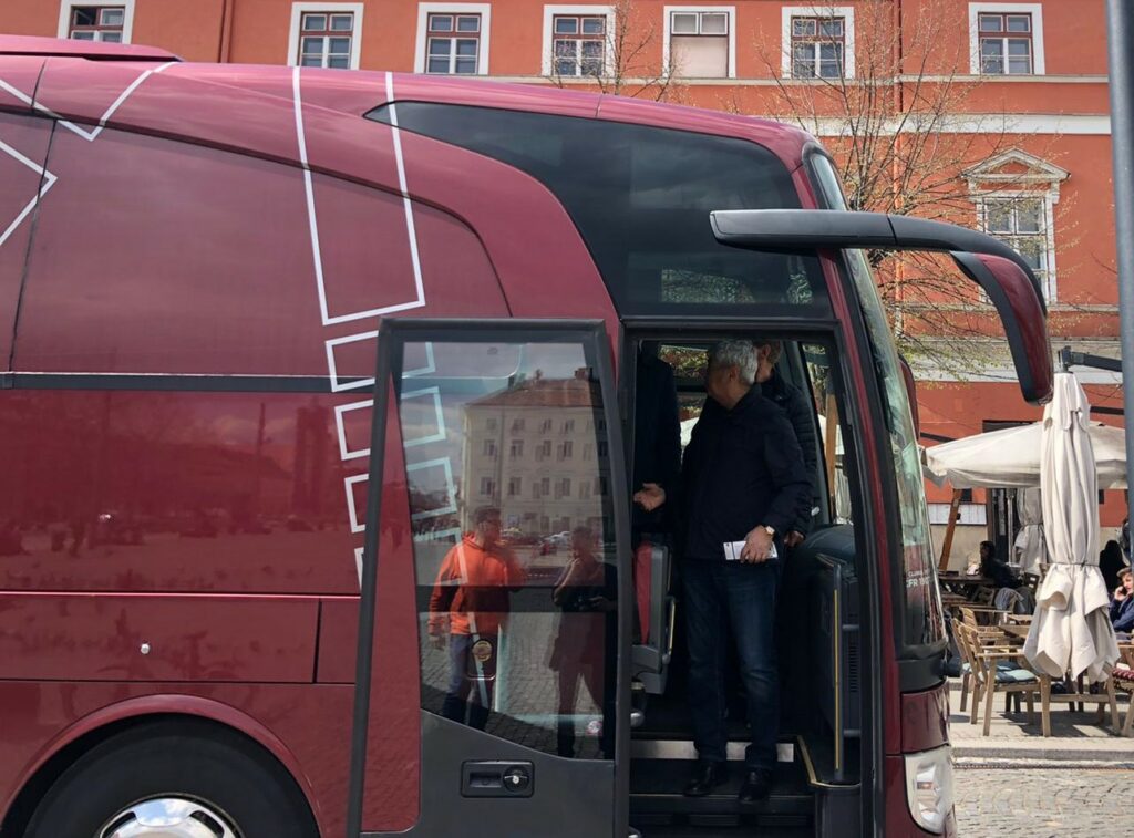 Mircea Lucescu a împărțit bilete în Piața Unirii din Cluj
