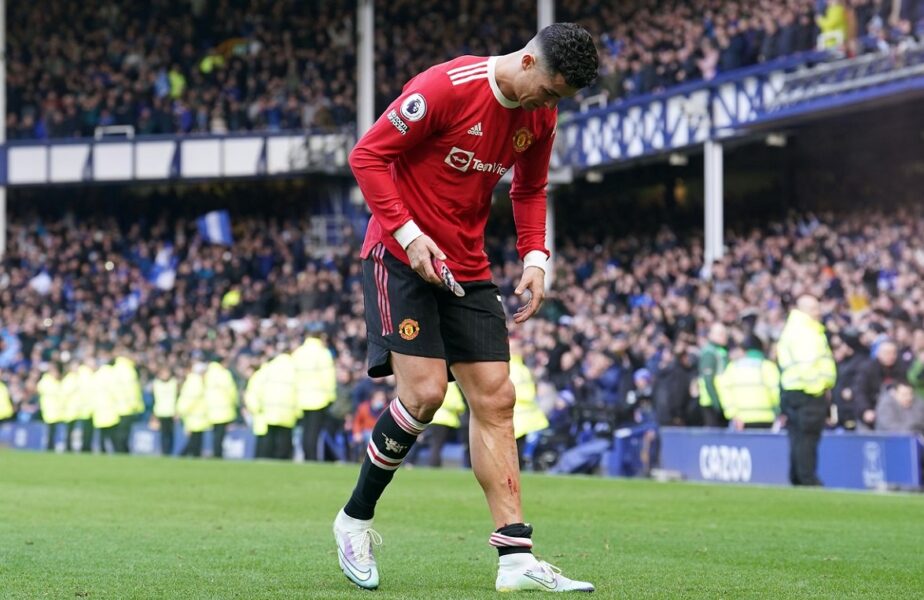 Cristiano Ronaldo, umplut de sânge în Everton – Manchester United 1-0! Starul portughez şi-a ieşit din minţi şi a spart telefonul unui fan + „Diavolii roşii” îşi pot lua gândul de la UEFA Champions League!