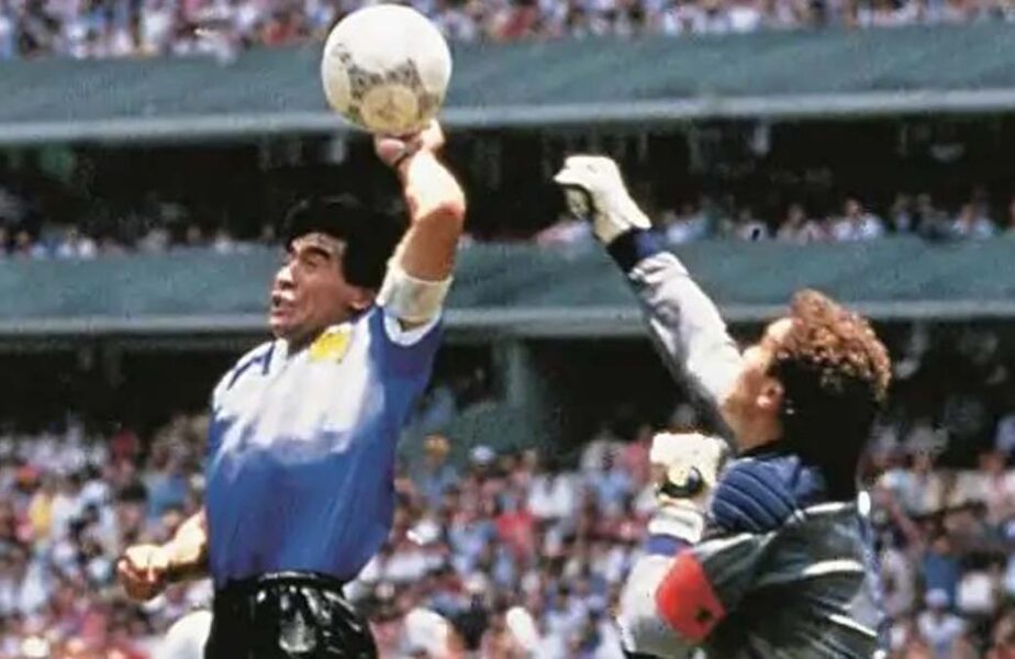 Dumnezeule, ce de bani! Tricoul în care Maradona a dat gol cu „mâna lui Dumnezeu”, scos la vânzare pentru o sumă uimitoare. Povestea lui Oprişan