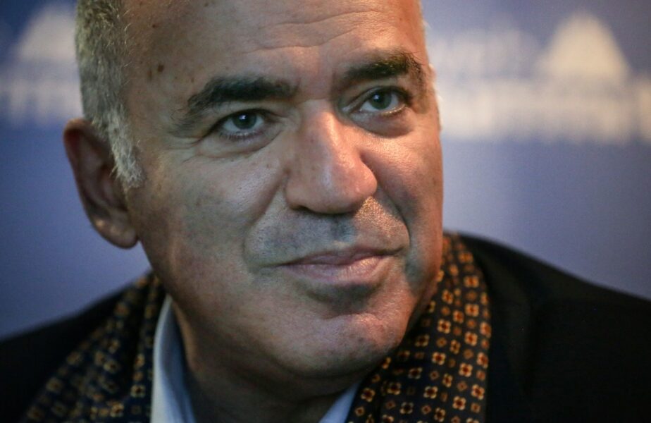Garry Kasparov crede că regimul lui Vladimir Putin se va prăbuşi şi vine cu o propunere radicală în privinţa drapelului Rusiei: „Nu mai trebuie să aibă pic de roşu”