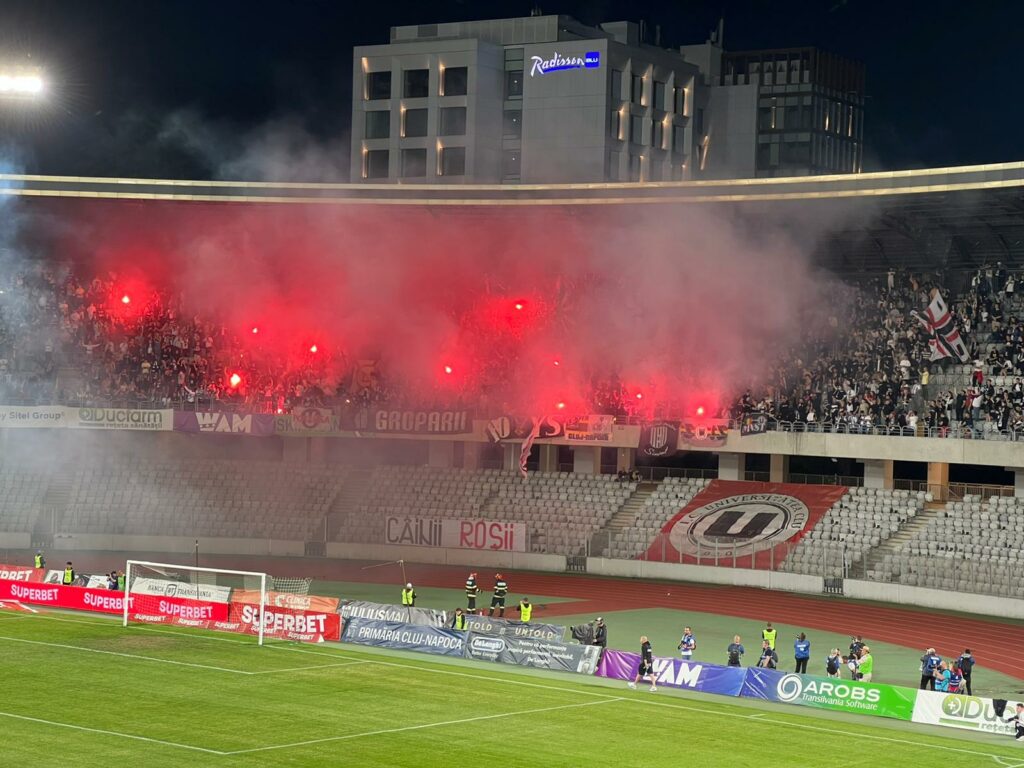 Fanii au făcut show la U Cluj – Dinamo! Cele două galerii înfrăţite au „aprins” stadionul. Atmosferă demnă de Champions League