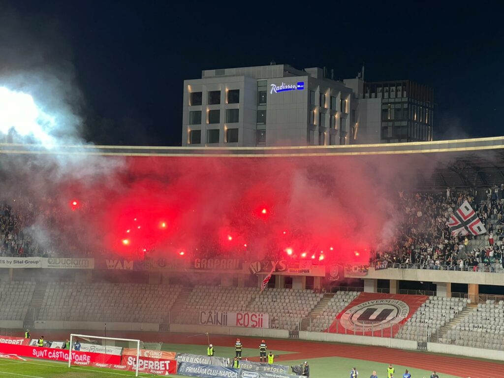 Fanii au făcut show la U Cluj – Dinamo! Cele două galerii înfrăţite au „aprins” stadionul. Atmosferă demnă de Champions League