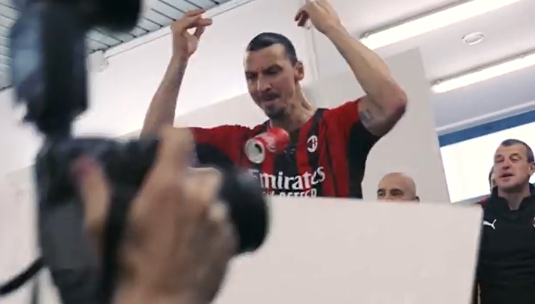 Zlatan Ibrahimovic, în vestiarul lui AC Milan, după câștigarea titlului