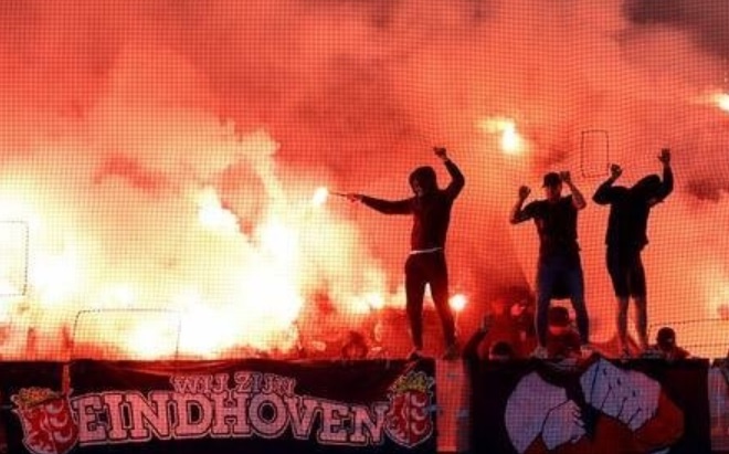 Ultrașii lui Feyenoord, în timpul unui meci