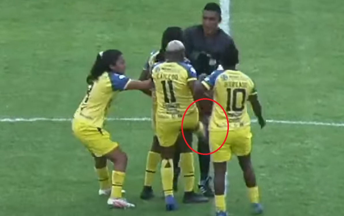 O jucătoare din Ecuador l-a lovit pe arbitru în zona sensibilă