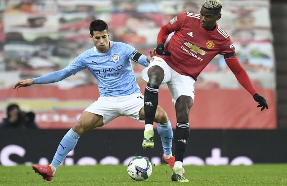 Paul Pogba, într-un duel cu Joao Cancelo, în derby-ul Manchester United - Manchester City