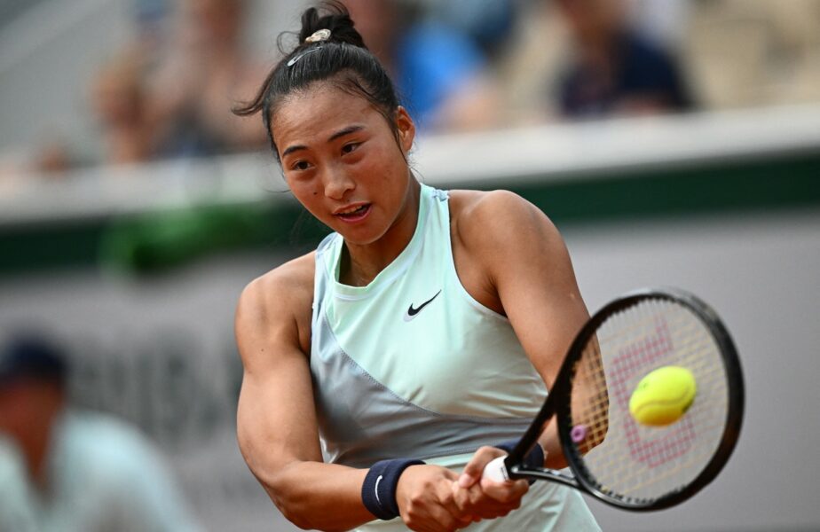 Qinwen Zheng, în timpul meciului cu Simona Halep de la Roland Garros 2022
