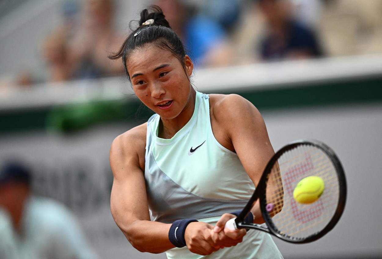 Qinwen Zheng, în timpul meciului cu Simona Halep de la Roland Garros 2022